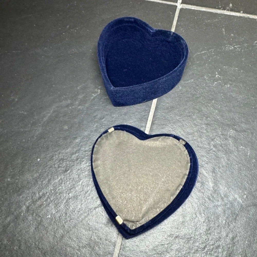 International Silver Company Heart‎ Shaped Picture Frame Silver Tone Navy Velvet
